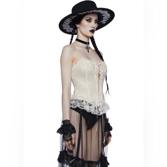 Haunting Presence Lace Bustier. - Picture 2 of 4
